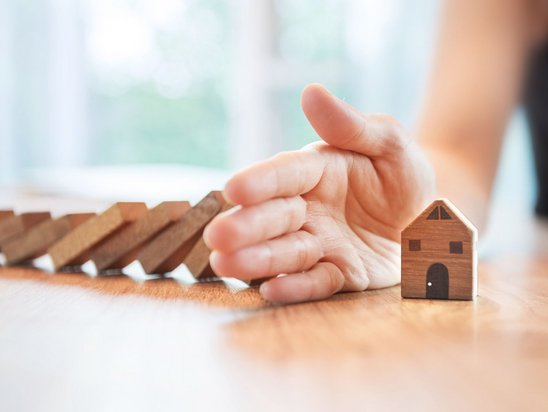 sicherheit-schutz-geborgenheit-familie-haus-geschuetzt-01